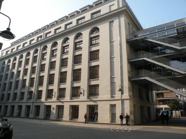  un des bâtiments du campus des Grands-Moulins